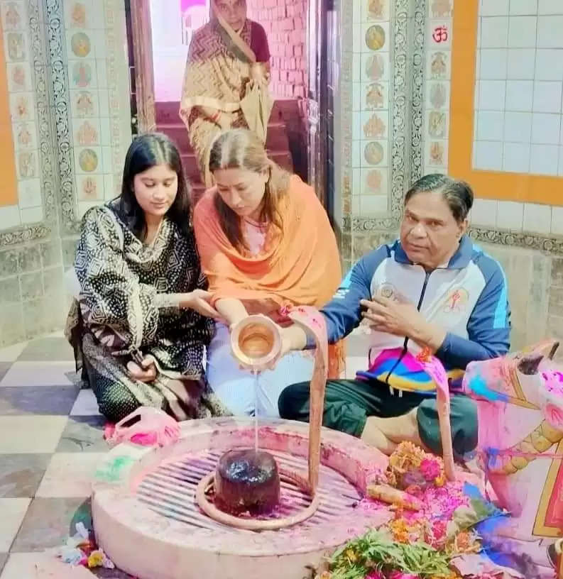 मंत्री रेखा ने महादेव का पूजन और गौ सेवा कर मनाई होली