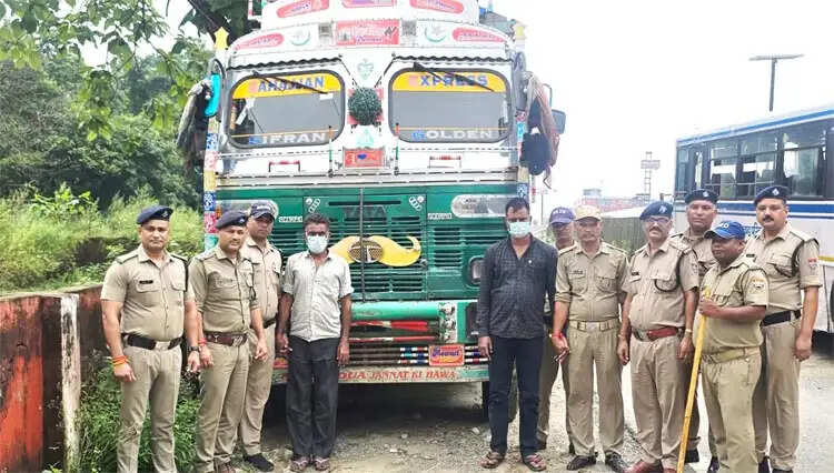 माइनिंग चेक पोस्ट से चोरी 35 लाख का ट्रक जंगल से बरामद, दो गिरफ्तार