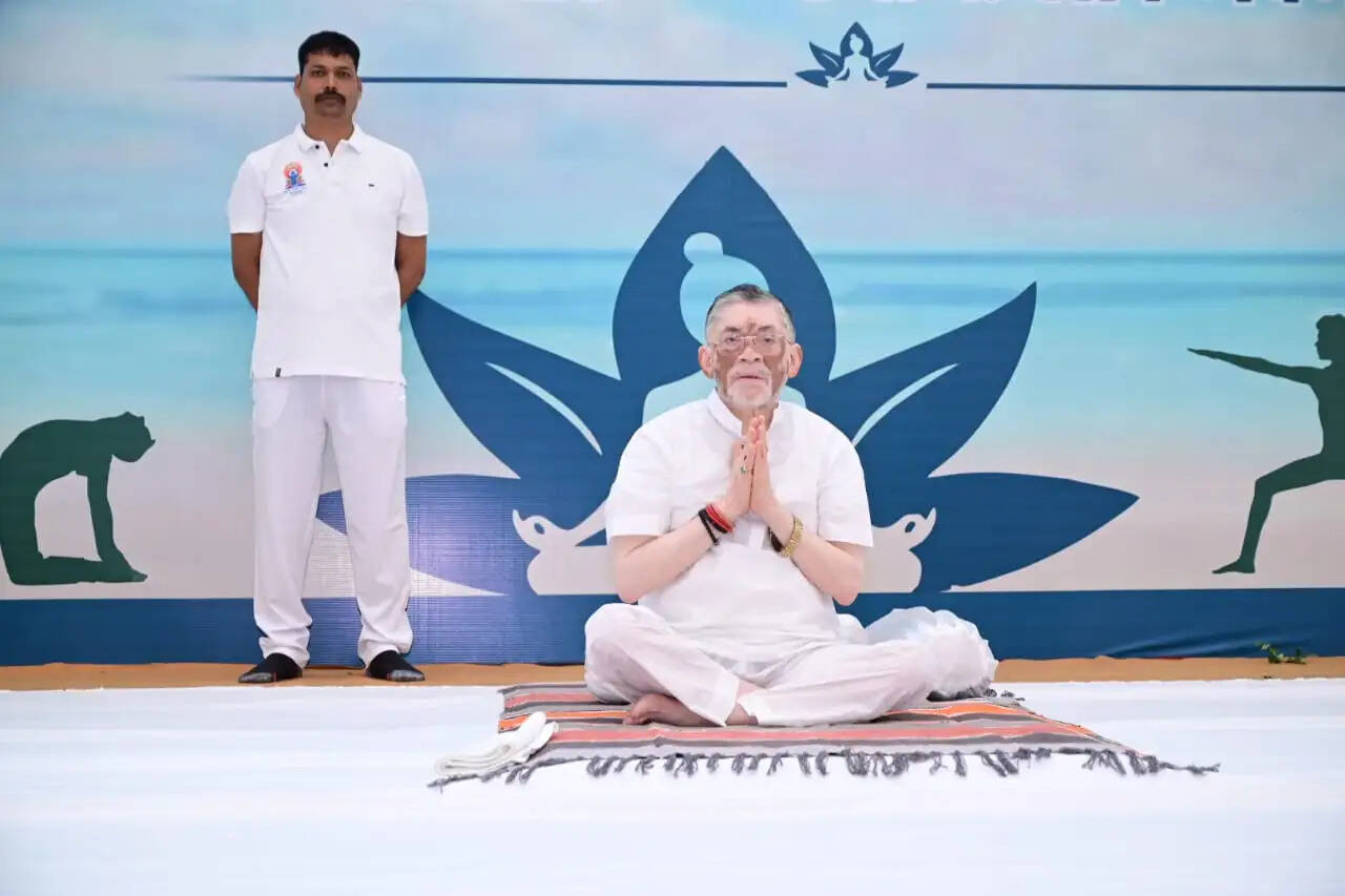 योग स्वस्थ, संतुलित और सार्थक जीवन जीने की एक समग्र जीवन पद्धति है : राज्यपाल