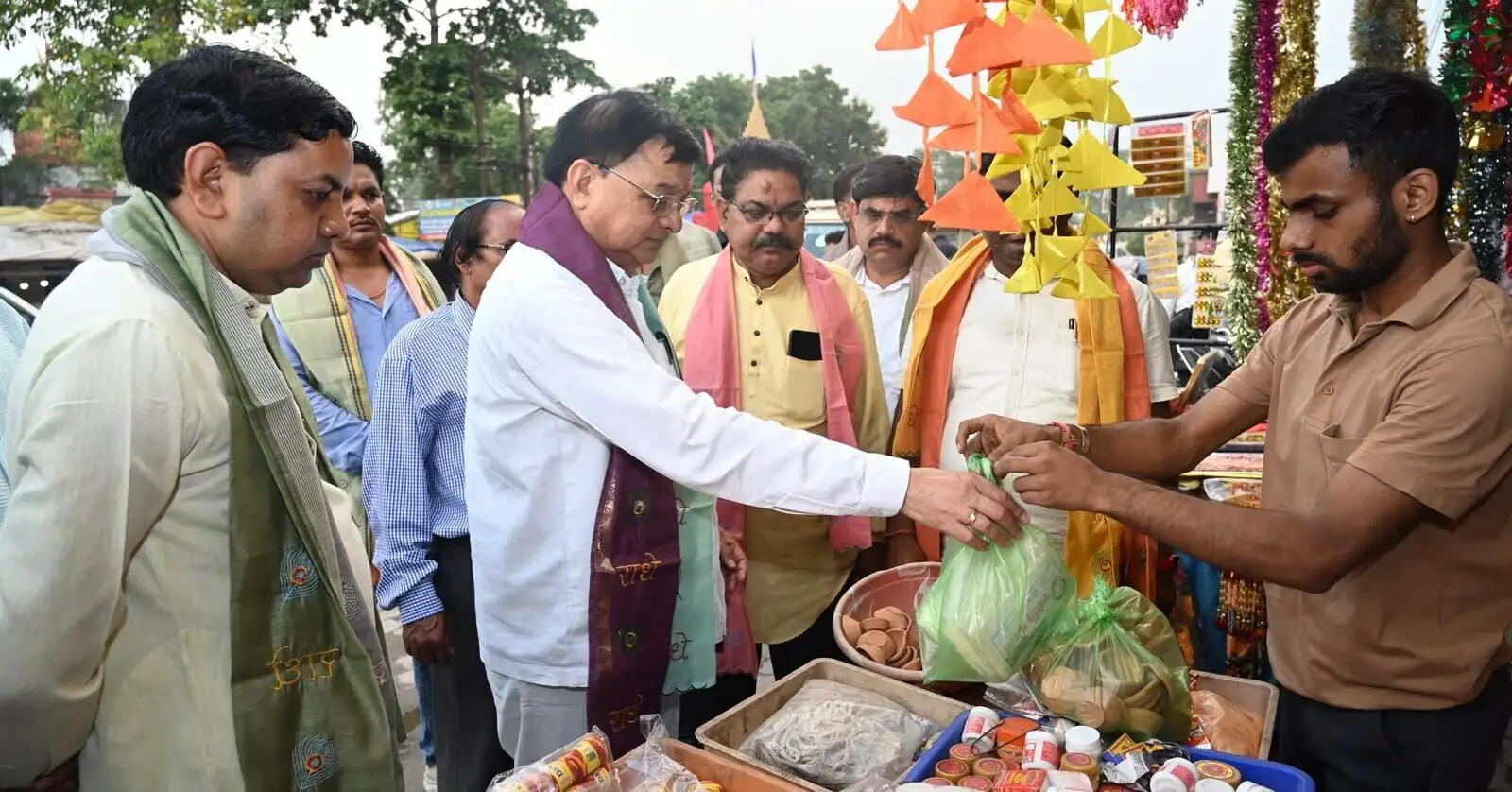 माटी के दीयों में सजेगा जनभावनाओं का उजाला, मंत्री लखन लाल देवांगन ने खरीदे मिट्टी के दीये