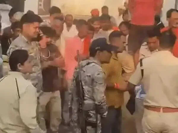 मप्र&nbsp;के&nbsp;भिंड में पशुशाला में सो रहे युवक की हत्या, हाईवे पर शव रखकर चक्काजाम