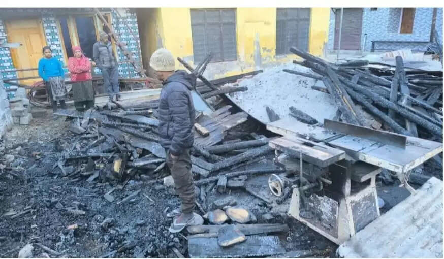 खरसाली गांव में आधी रात को एक घर में लगी आग, मची चीख पुकार