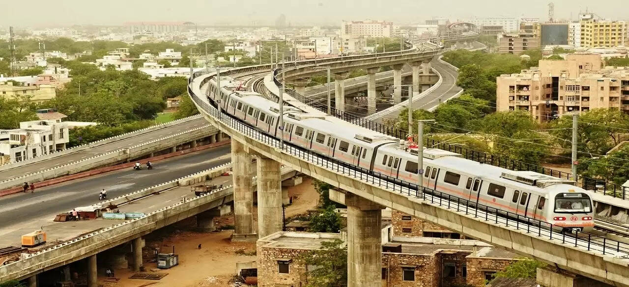 मेट्रो रेल मार्ग में पतंगबाजी साबित हाे सकती जानलेवा