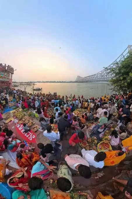 अस्ताचल गामी सूर्य को अर्घ्य देने के लिए घाटों पर उमड़े लाखों श्रद्धालु, सीएम ममता भी पहुंची