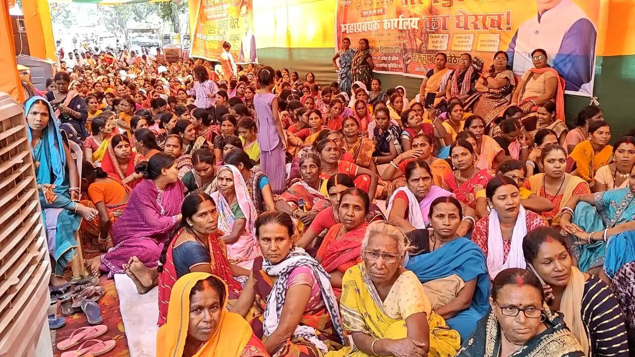 भाजपा ने घेरा सीसीएल के जीएम का कार्यालय, मांगे पूरा करने पर प्रबंधन सहमत