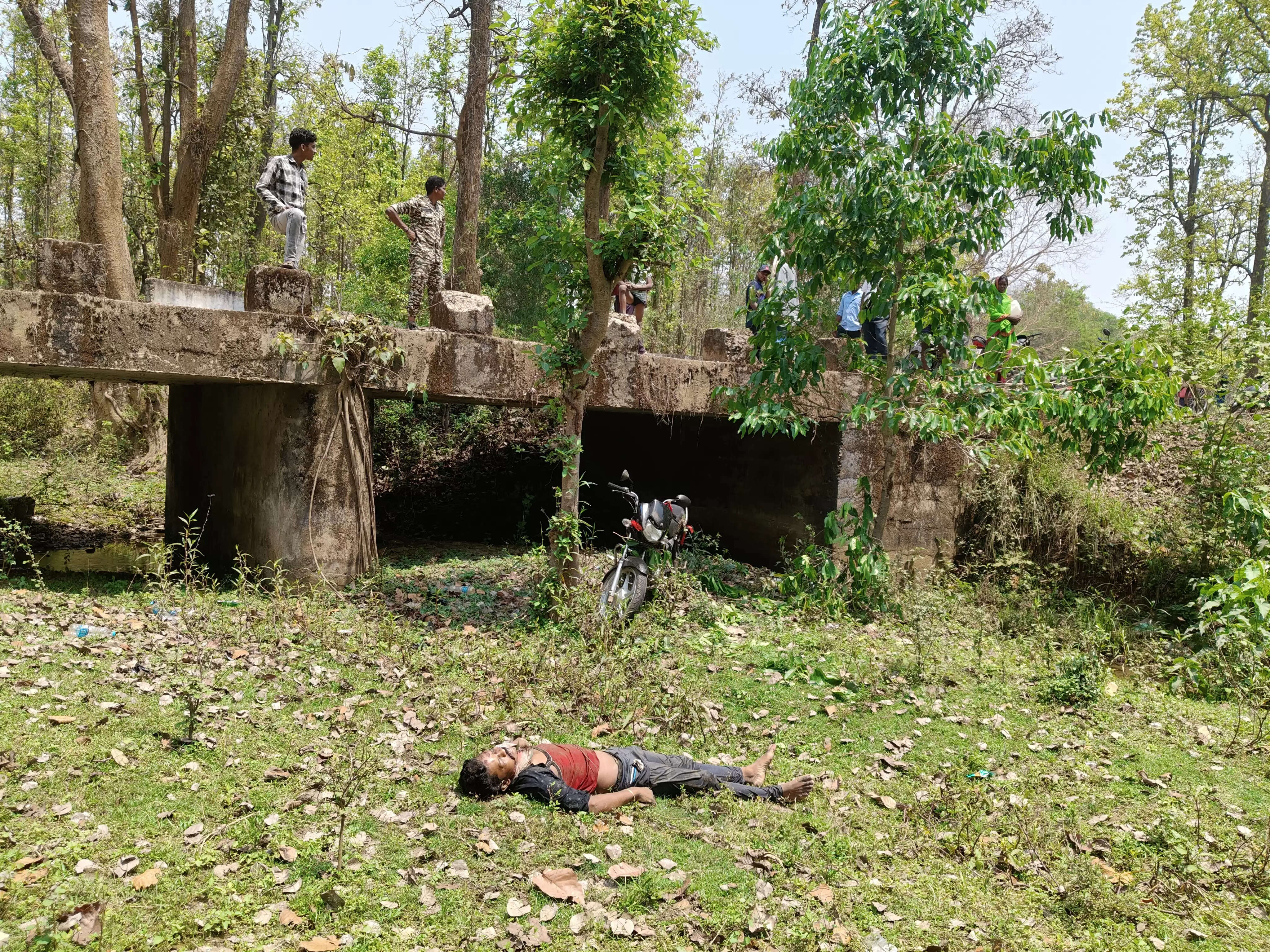 बलरामपुर : अनियंत्रित होकर पुल के नीचे बने नाले में जा गिरी मोटरसाइकिल, युवक की मौत