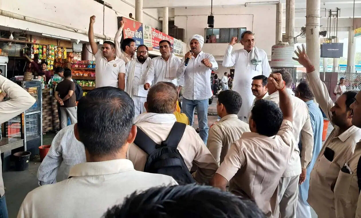 हिसार : रोडवेज सांझा मोर्चा ने बिजली कर्मचारियों के आंदोलन को दिया समर्थन