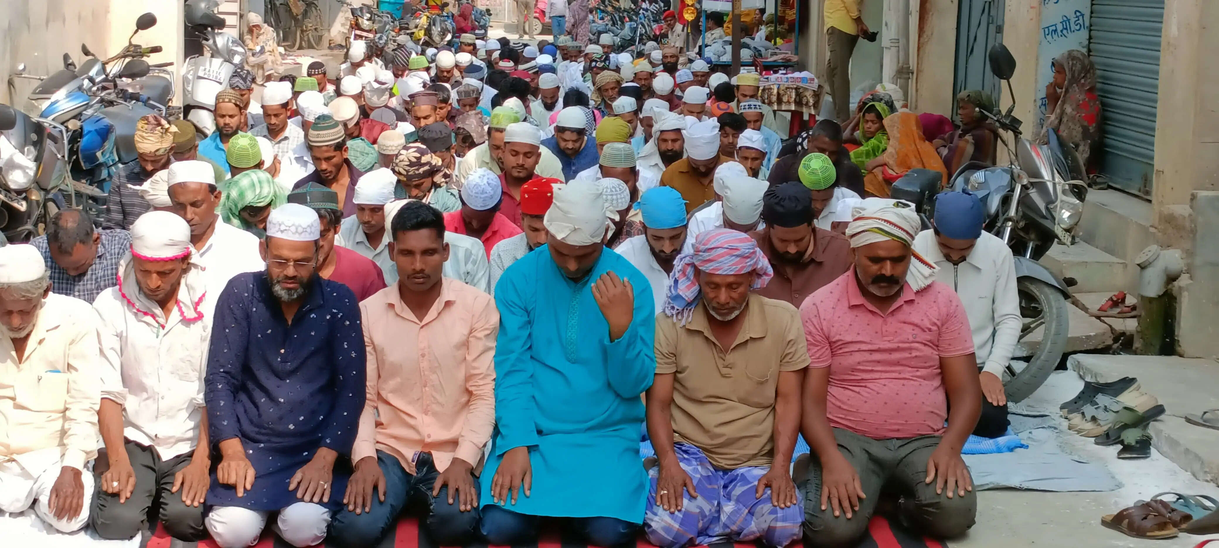 अकीदत के साथ अदा की गई अलविदा जुम्मे की नमाज, अमन-चैन और भाईचारे की मांगी दुआ