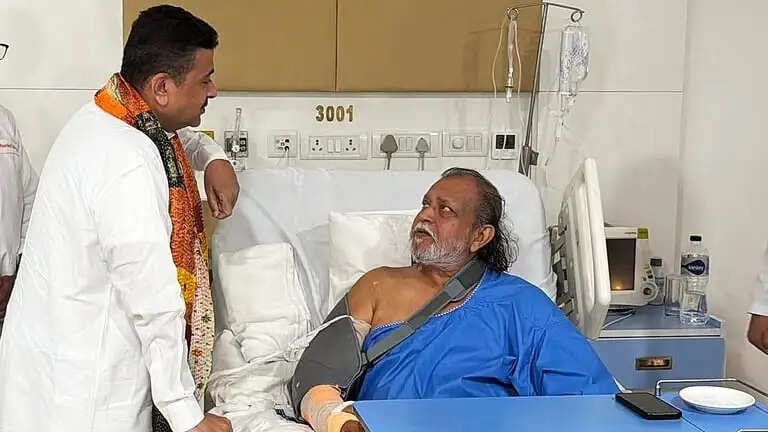 अभिनेता मिथुन चक्रवर्ती के हाथ की सर्जरी सफल, देखने पहुंचे मुख्यमंत्री शुभेंदु