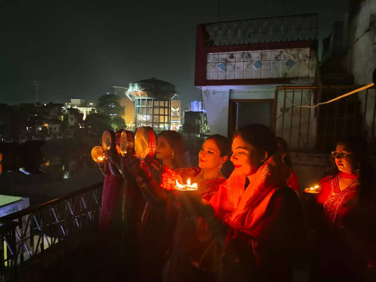 वाराणसी: अखंड सौभाग्य के लिए सुहागिन महिलाओं ने रखा निर्जला करवा चौथ व्रत, महावर रचाया