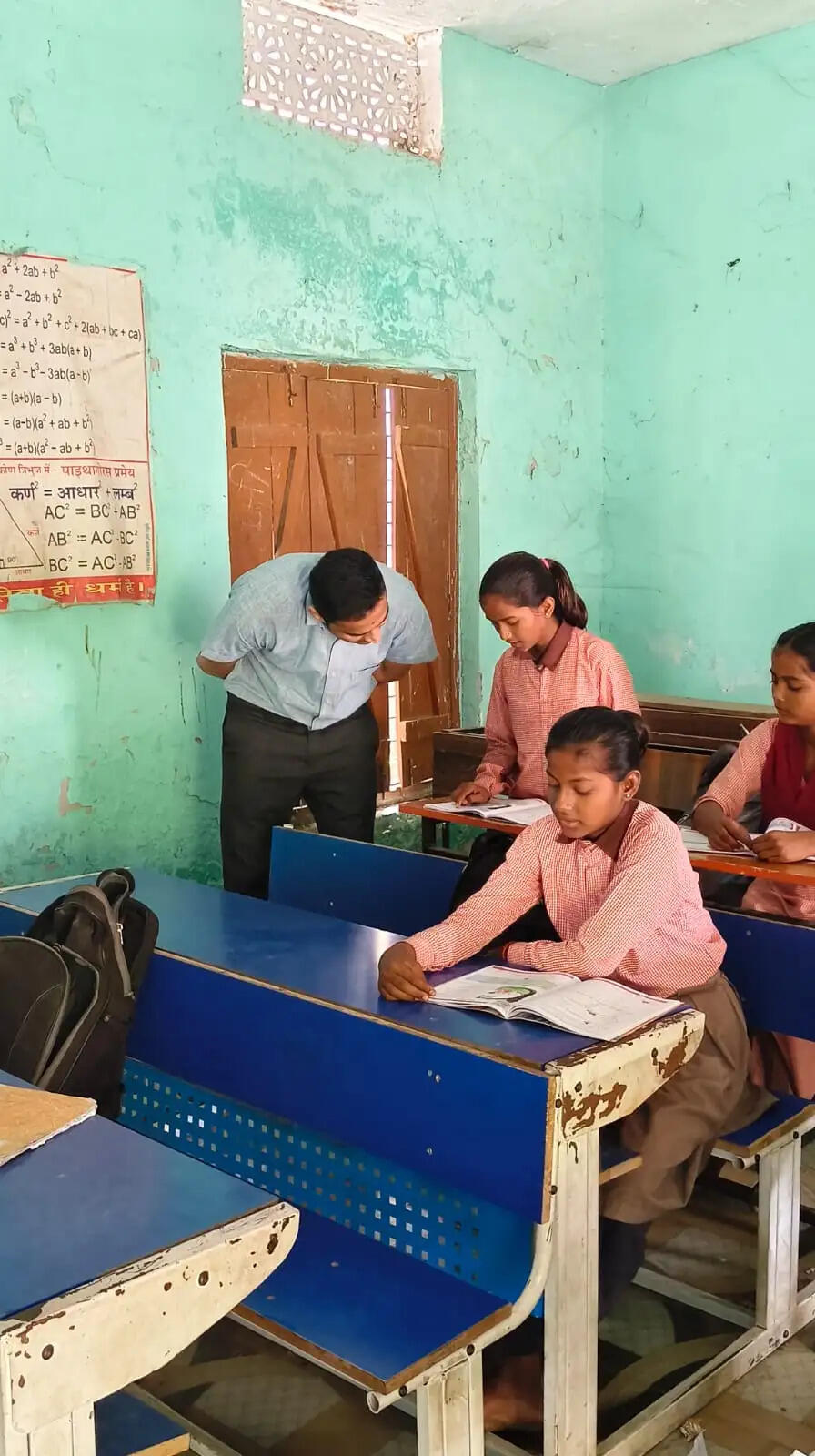 यूपी के देवरिया जनपद में जिलाधिकारी ने लगाई पाठशाला, बच्चों ने मन लगाकर पढ़ा पाठ