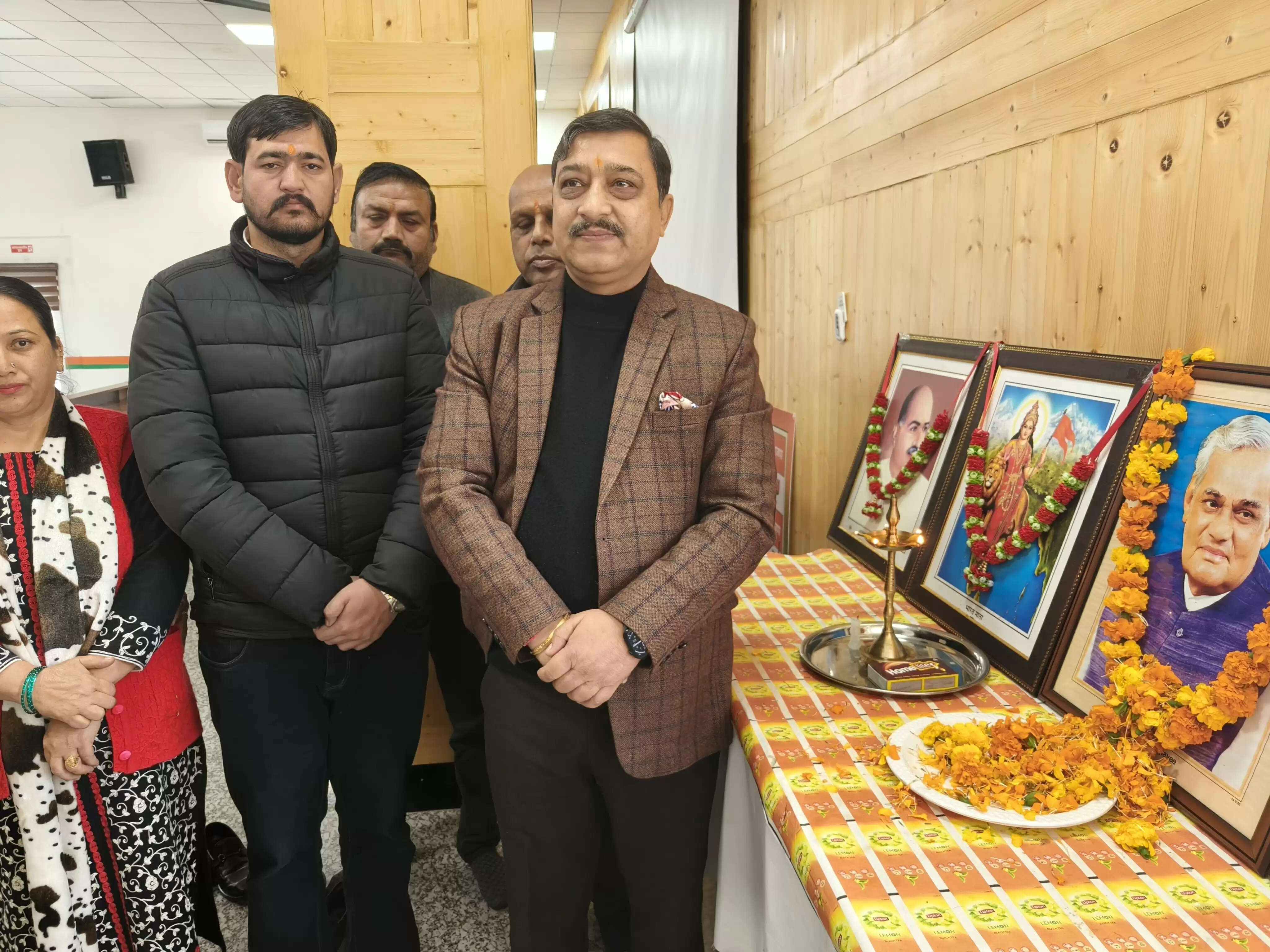 अटल बिहारी बाजपेयी की जयंती पर सांसद&nbsp; सुरेश कश्यप ने नाहन&nbsp; में दी पुष्पांजलि&nbsp;