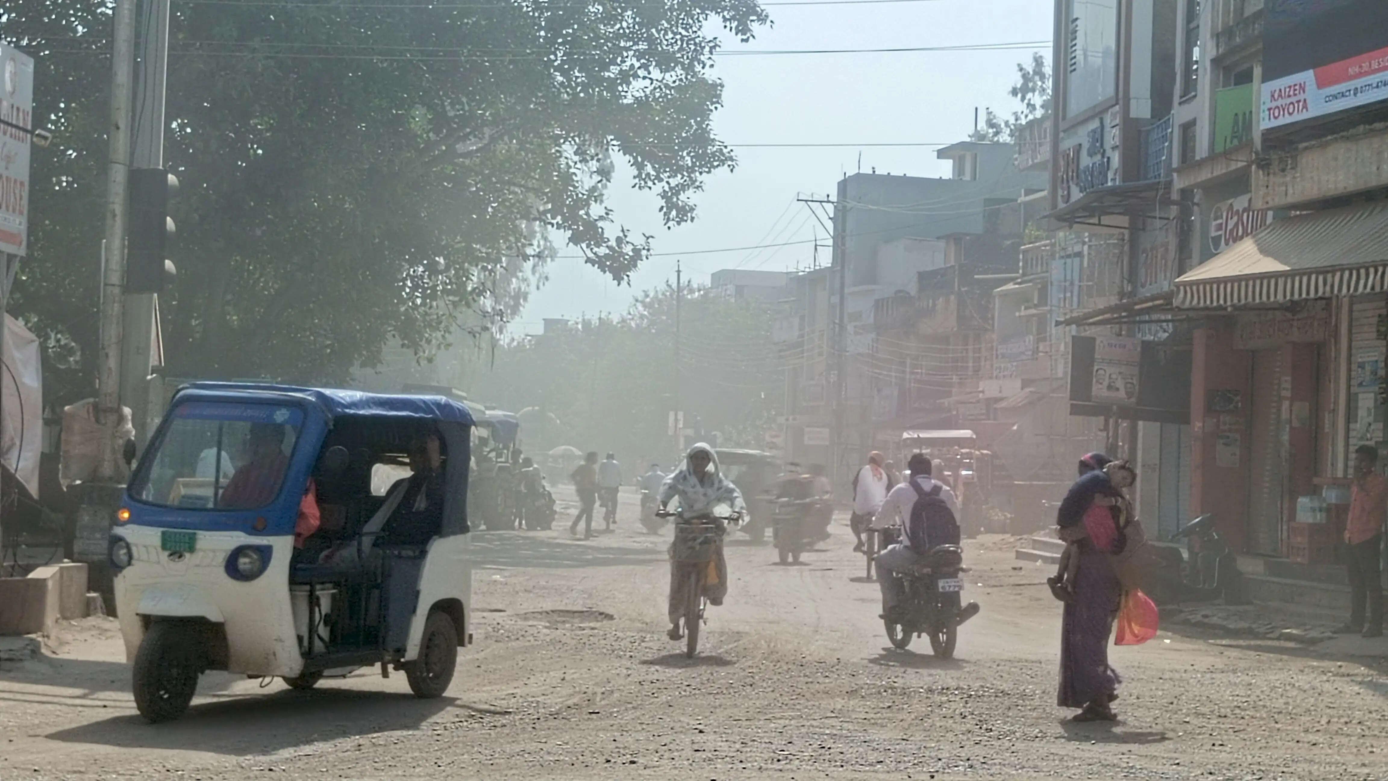 बारिश थमी तो सड़कों पर उड़ने लगी धूल, लोग परेशान