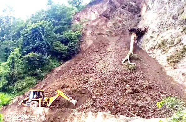 नैनीताल में पूरे दिन वर्षा, 17 मोटर मार्ग अवरुद्ध, अब तक तीन जनहानि