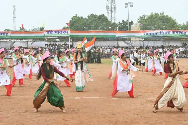 महासमुंद में जिले के प्रभारी एवं खाद्य मंत्री दयालदास बघेल ने किया ध्वजारोहण
