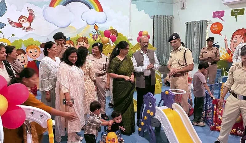 भोपालः महिला पुलिस कर्मियों के बच्चों की सुविधा के लिए पुलिस पब्लिक स्कूल में वात्सल्य झूलाघर का शुभारंभ