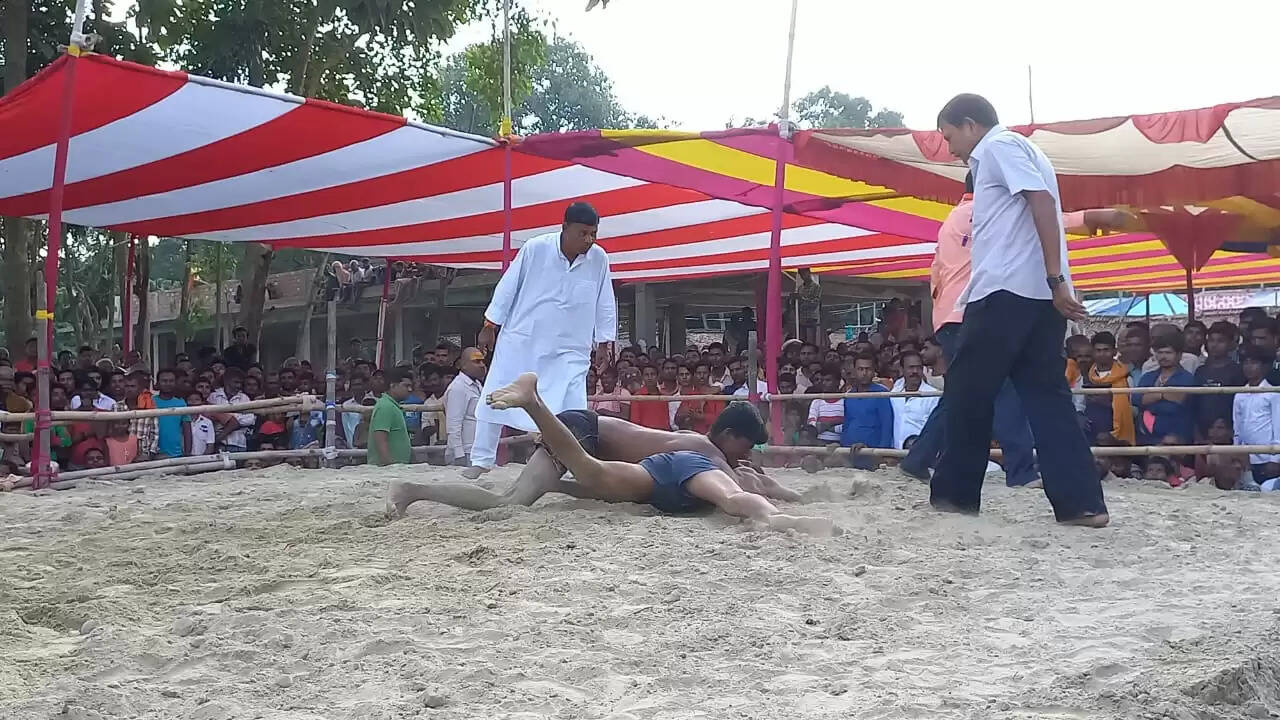 गौशाला मेला के दंगल में महिला पहलवानों ने दिखाया दांव