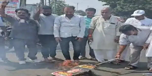 राजगढ़ः दशहरे पर कांग्रेस ने मुख्य चुनाव आयुक्त का पुतला जलाया, लगाए ‘वोट चोर, गद्दी छोड़’ के नारे