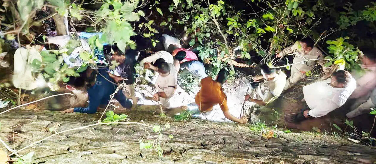 कालाढुंगी में टेेपाे ट्रैवलर दुर्घटनाग्रस्त, दो महिलाओं की मृत्यु