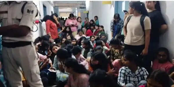 छपरा इंजीनियरिंग कॉलेज में छात्रों का धरना-प्रदर्शन