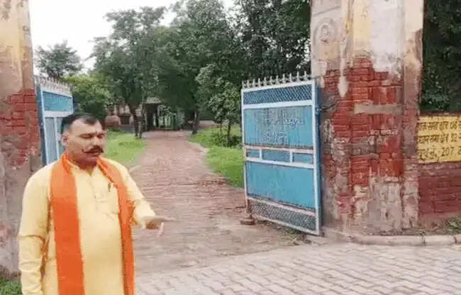 सोनीपत: तिहाड़ बाघडू व डेरा पूरबिया स्कूलाें के गेट एवं छत खस्ताहाल