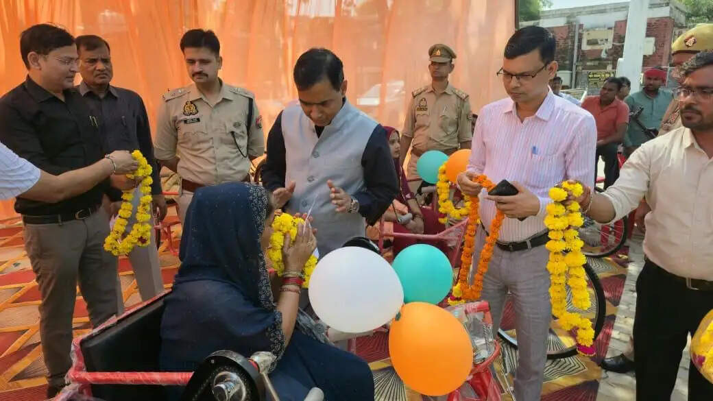 औरैया : दिव्यांगजनों को 45 ट्राईसाइकिल समेत 70 सहायक उपकरण बांटे
