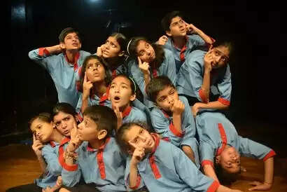 अभिनव थियेटर में बहुप्रतीक्षित ‘आप हमारे हैं कौन’ नाटक का होगा मंचन