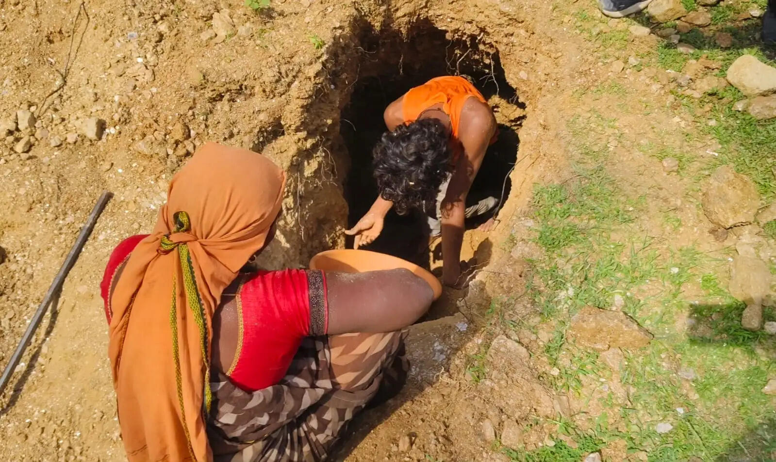 नवादा में करोड़ो का अवैध खनन जारी,मूकदर्शक बनी हैं अधिकारी