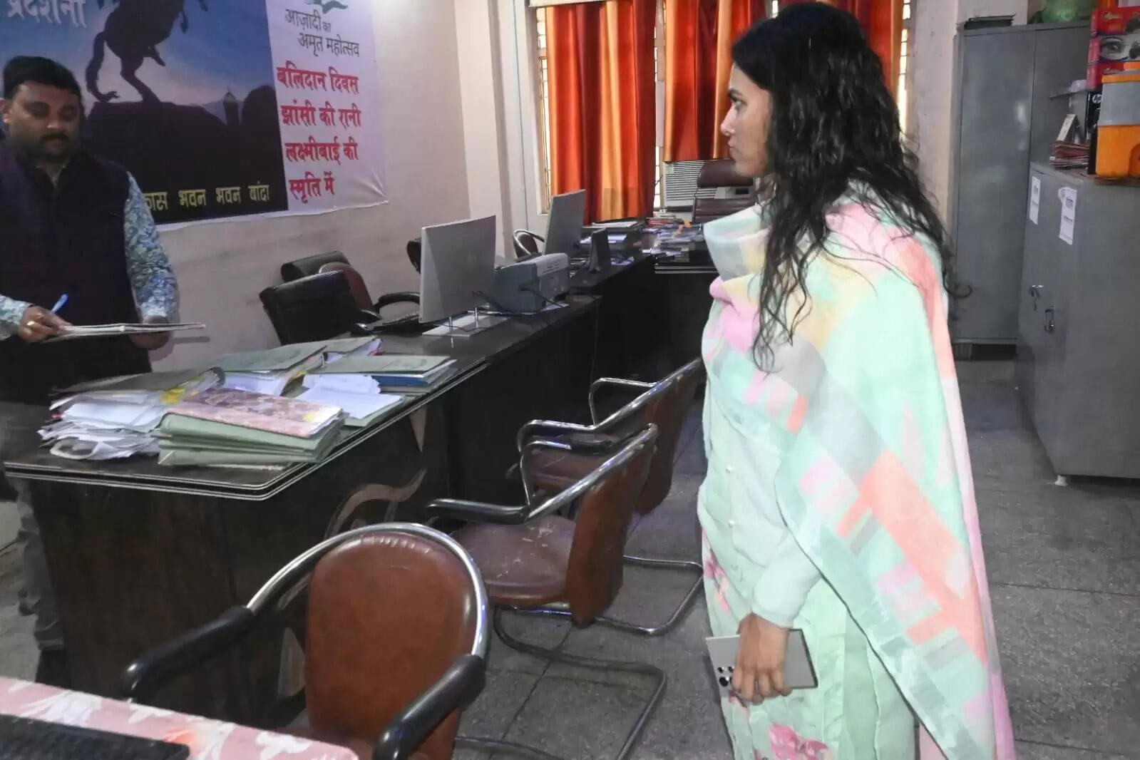 निरीक्षण में 11 अधिकारी और 35 कर्मचारी अनुपस्थित, वेतन रोका