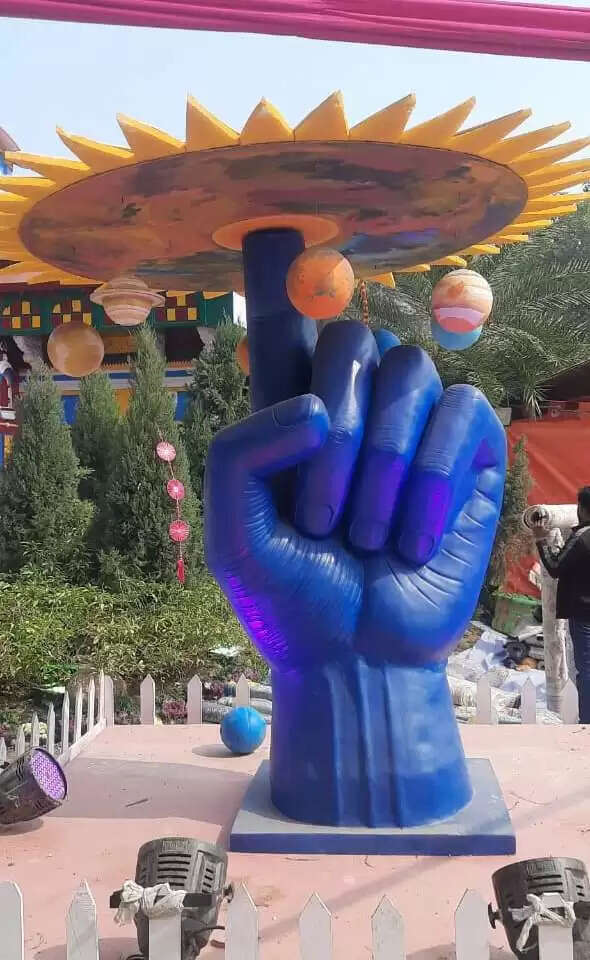 फरीदाबाद : सूरजजकुंड मेले में पांचजन्य शंख और सुदर्शन चक्र बने पर्यटकों के आकर्षण का केंद्र