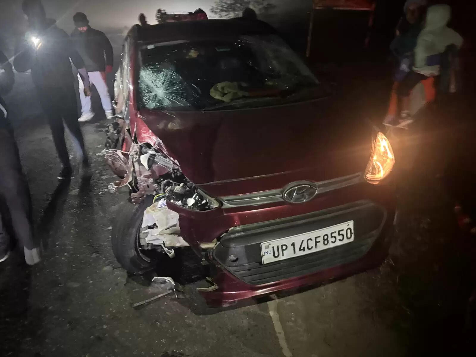 कार से टकराई कारीगरों की बाइक, युवक की पुल से गिरकर मौत, दो गंभीर घायल