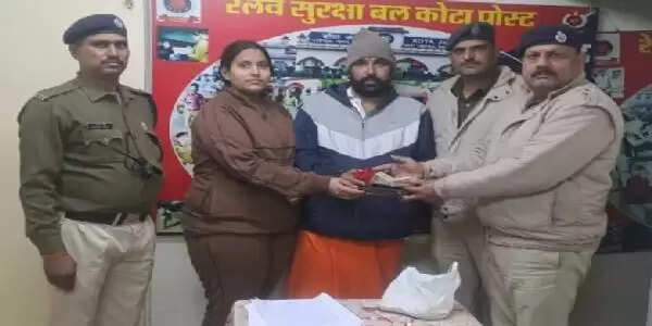 कोटा स्टेशन पर ईमानदारी की मिसाल&nbsp;: यात्री का छूटा लेडीज पर्स सुरक्षित लौटाया