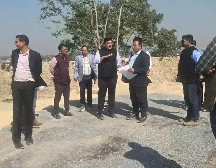 कोरबा : पुनर्वास ग्रामों को मॉडल के रूप में विकसित करने कलेक्टर ने किया स्थल निरीक्षण