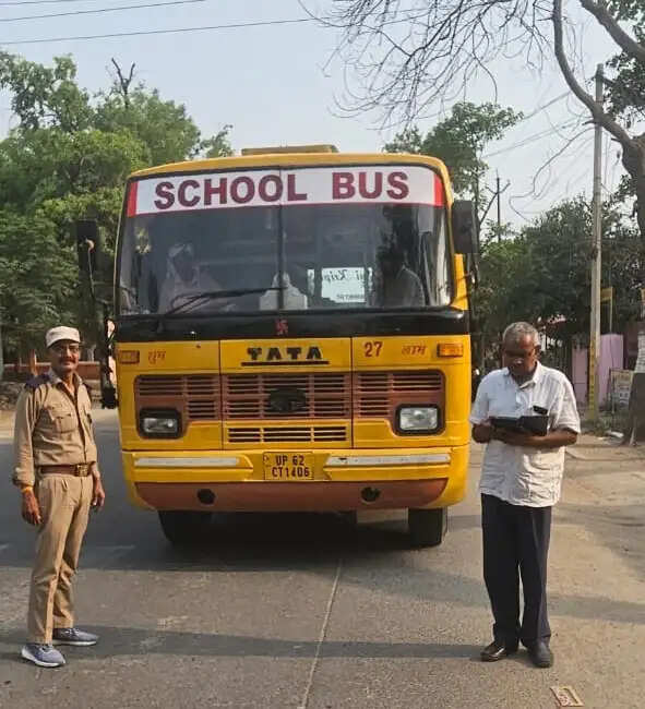जौनपुर में बिना परमिट चल रही 4 स्कूली बसें सीज, 9 वाहनों का चालान