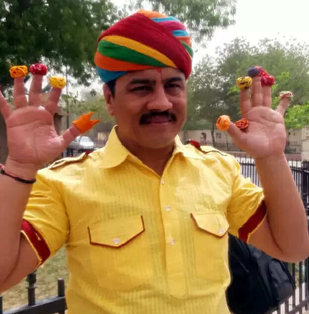 सुई व पेन्सिल पर सबसे छोटी पगड़ी बान्ध कर इन्फ्लूसर वर्ल्ड रिकॉर्ड से पुरोहित सम्मानित