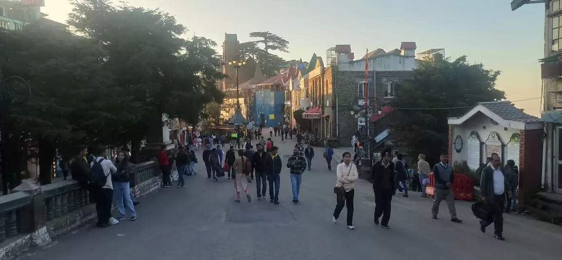 हिमाचल के ऊंचे इलाकों में बर्फबारी, मैदानों में ठंडी हवाएं, पारा लुढ़का