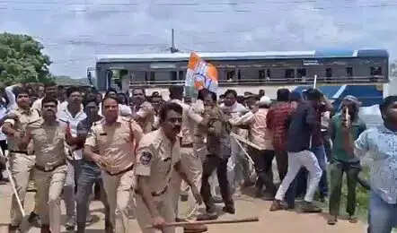 तेलंगाना के यादाद्री भुवनगिरी में कांग्रेस और भाजपा कार्यकर्ताओं के बीच झड़प के बाद तनाव