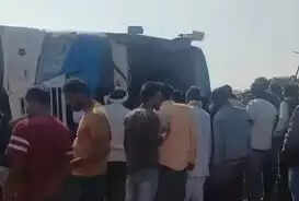 सिवनी: टायर फटने से बेकाबू होकर पलटी यात्री बस, 12 से अधिक लोग घायल