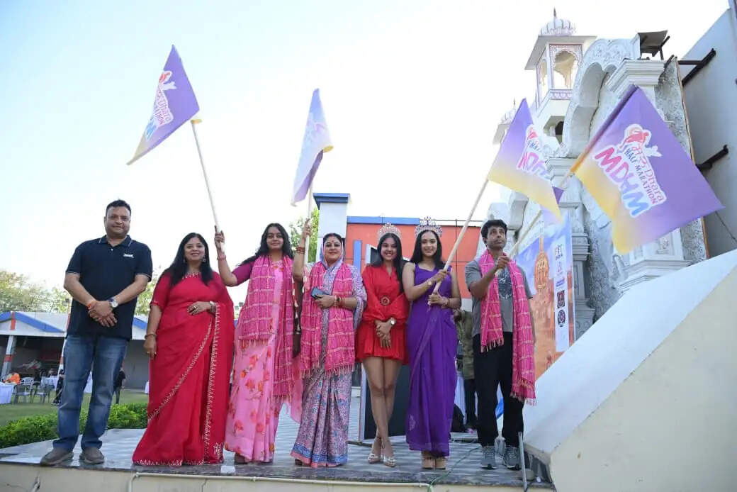 जयपुर की सड़कों पर साड़ी में महिलाओं ने लगाई दौड़