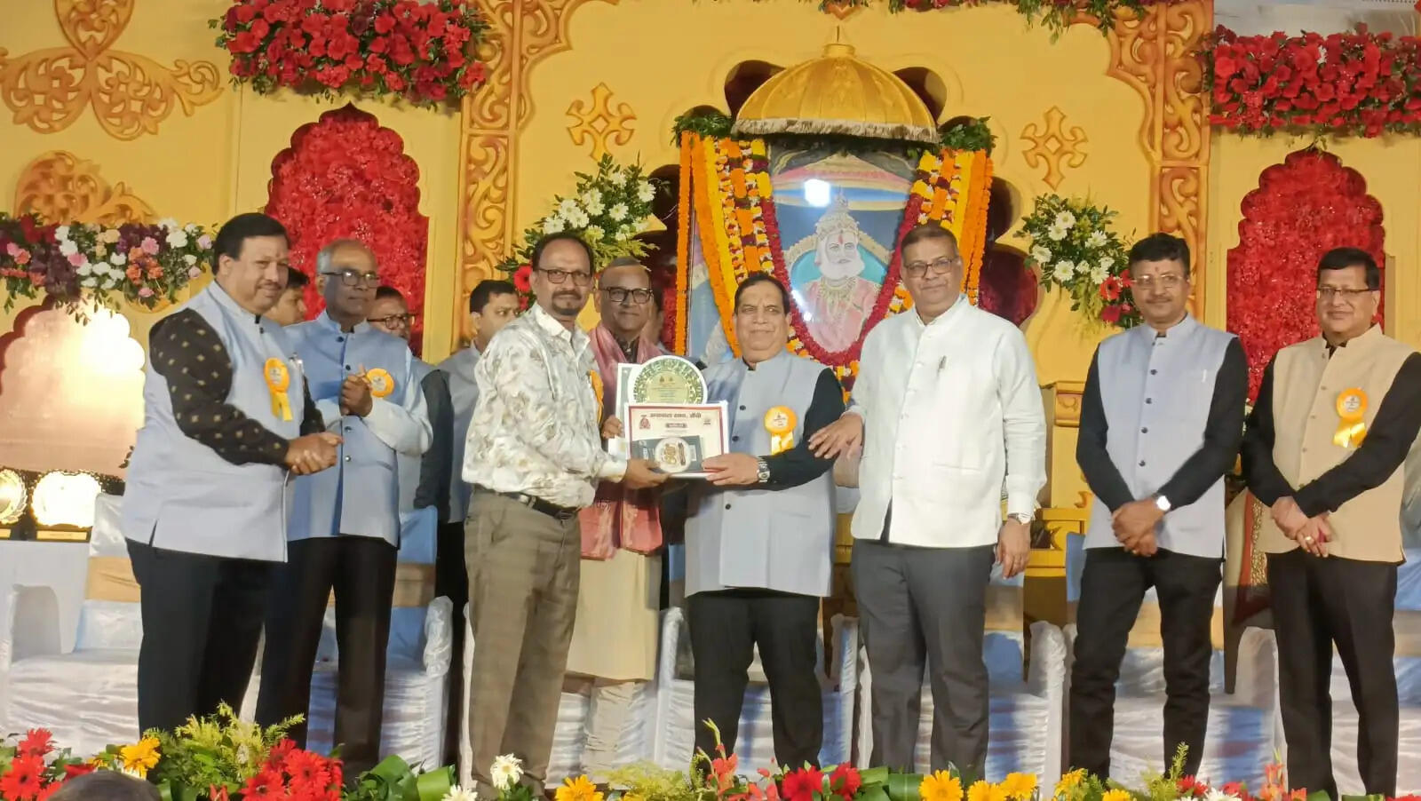 बैडमिंटन में अनिकेत सर्राफ और शैक्षणिक उपलब्धि के लिए सृष्टि सम्मानित