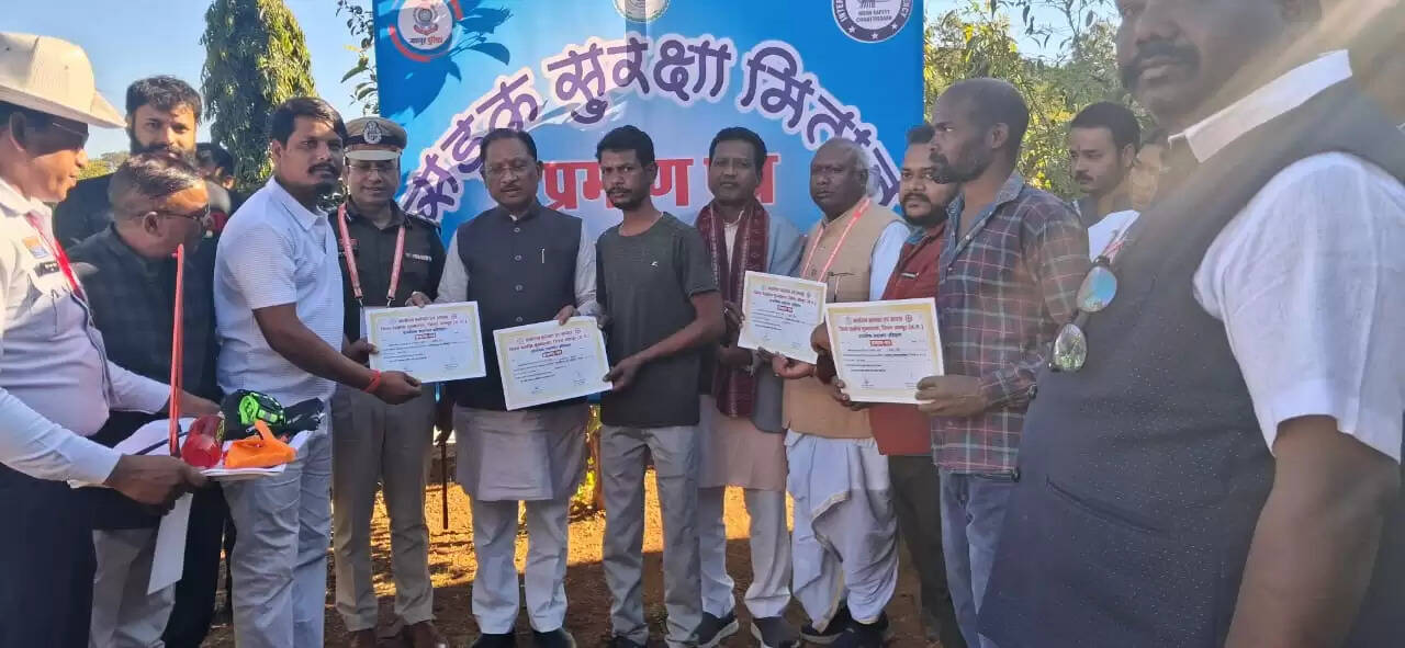 जशपुर: सड़क पर जीवन के रक्षक बने 222 मितान, मुख्यमंत्री विष्णुदेव साय ने किया सम्मानित