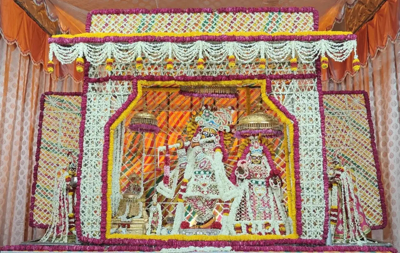 गोविंद देवजी मंदिर में सजा फूल बंगला झांकी