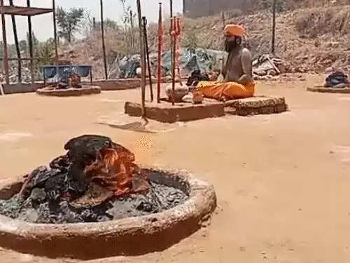 धधकती नौ धूणियों के बीच महंत की कठोर तपस्या, 23 अप्रैल तक चलेगा 21 दिवसीय अनुष्ठान