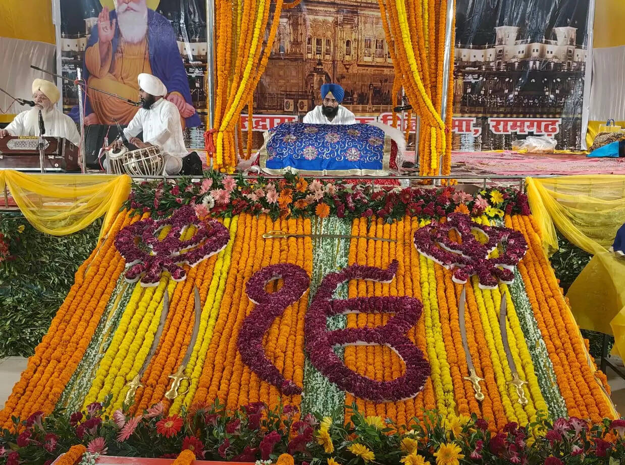 प्रकाशोत्सव को लेकर सजा विशेष दीवान, डीसी और एसपी ने टेका मत्था