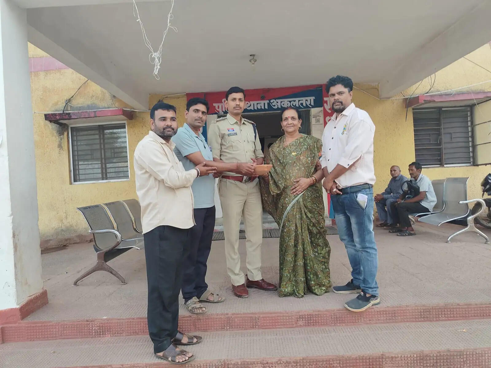 गर्मी में बेजुबानों के लिए “थोड़ा सा प्यार” मुहिम, वेल विशर फाउंडेशन की पहल