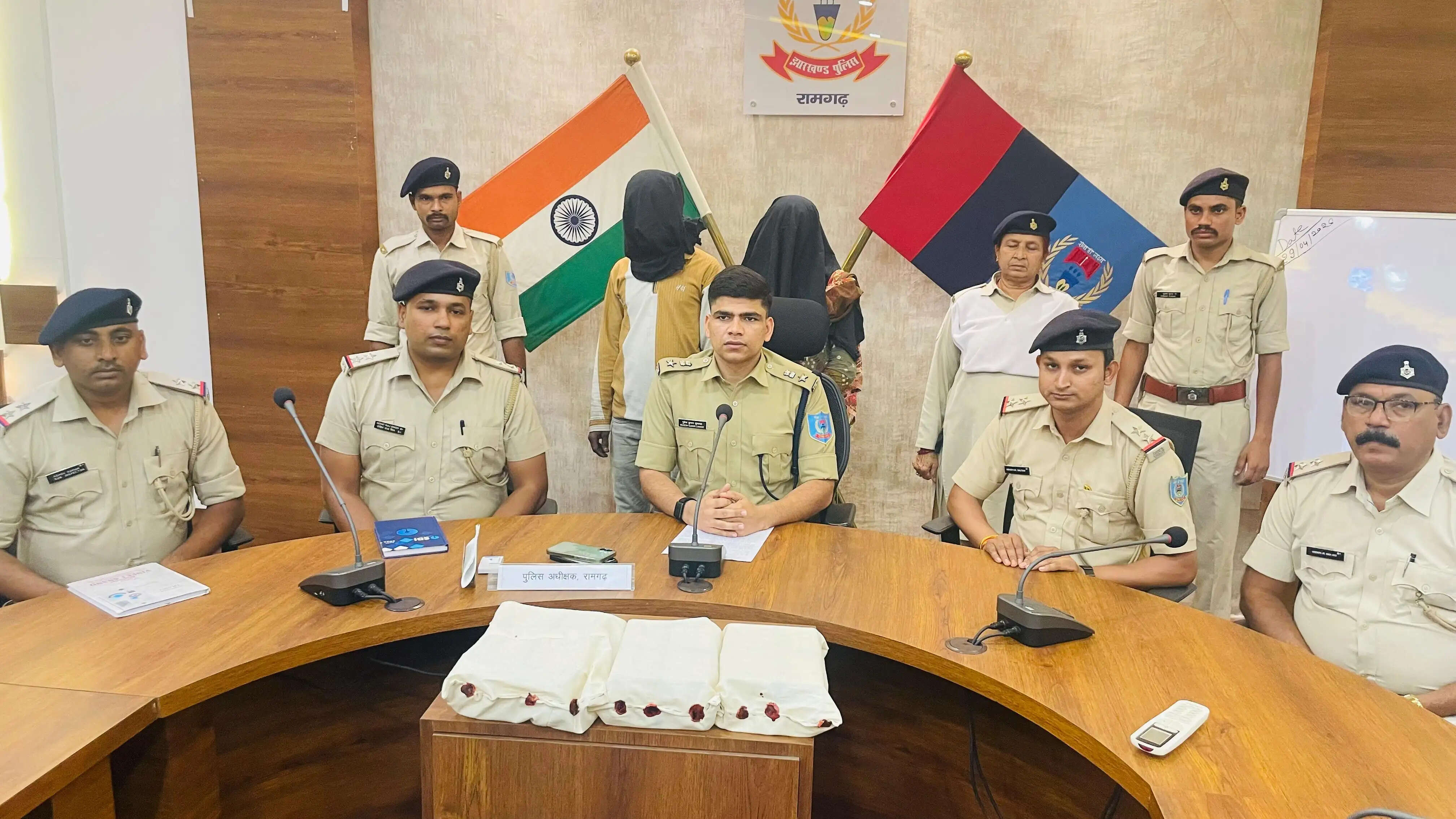 जमीन में गाड़ कर रखा गया था जेवर, डकैत की पत्नी और दामाद गिरफ्तार