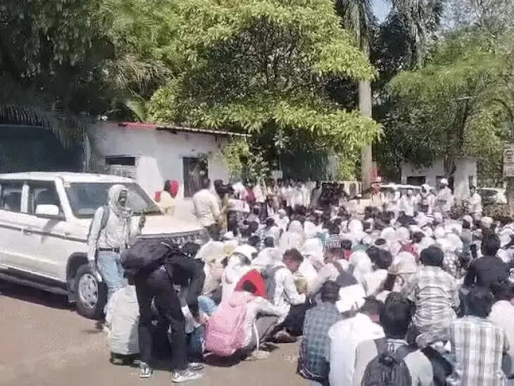 भाेपाल:&nbsp;नए सर्वेयर भर्ती आदेश के विरोध में राजस्व मंत्री के बंगले के बाहर धरने पर बैठे लोकल यूथ सर्वेयर