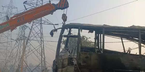 बलरामपुर में भीषण सड़क हादसा, आग का गोला बनी बस 2 की मौत, 24 घायल