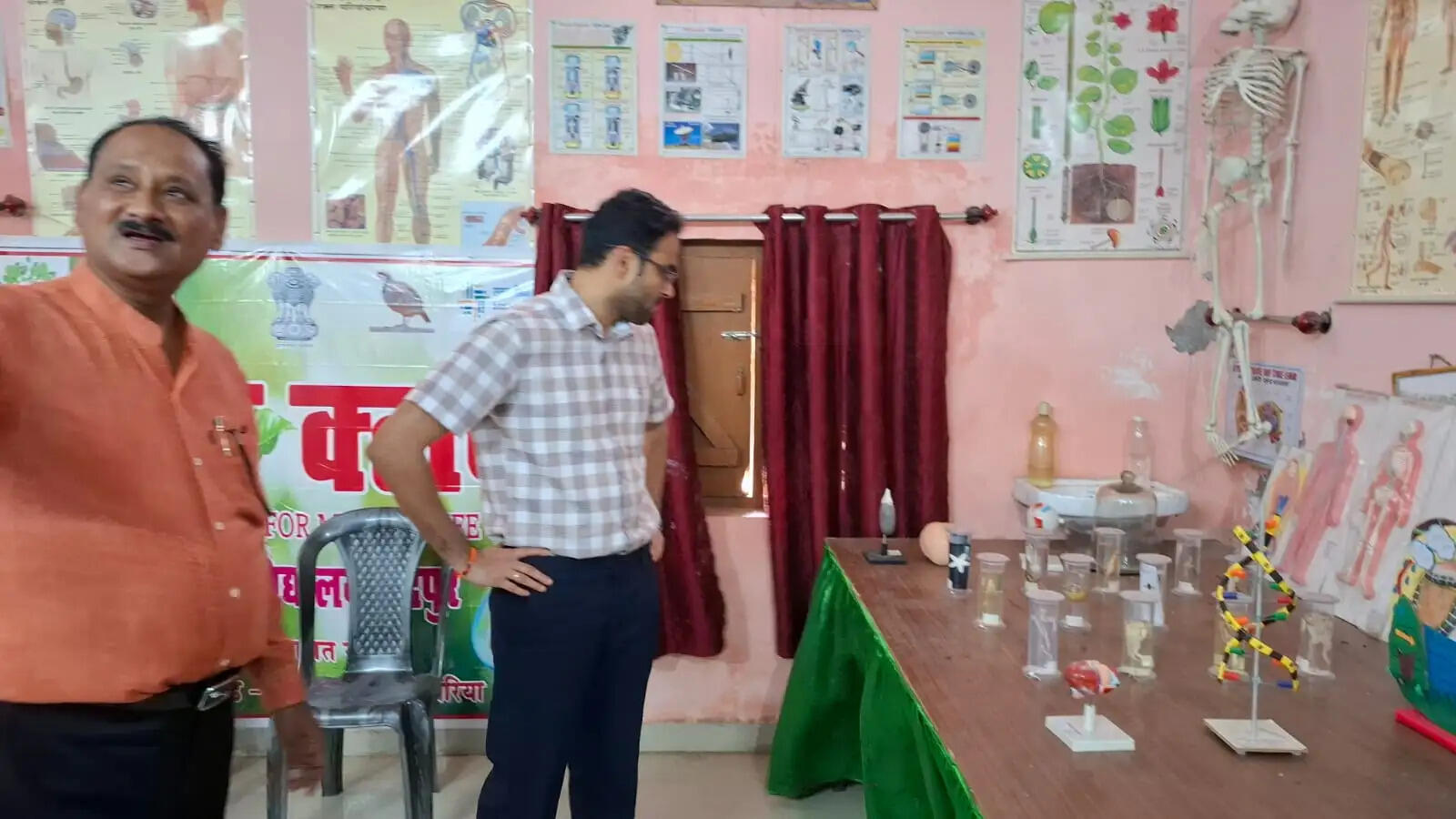 देवरिया : डीएम और एसपी ने कंपोजिट विद्यालय रुद्रपुर का किया औचक निरीक्षण
