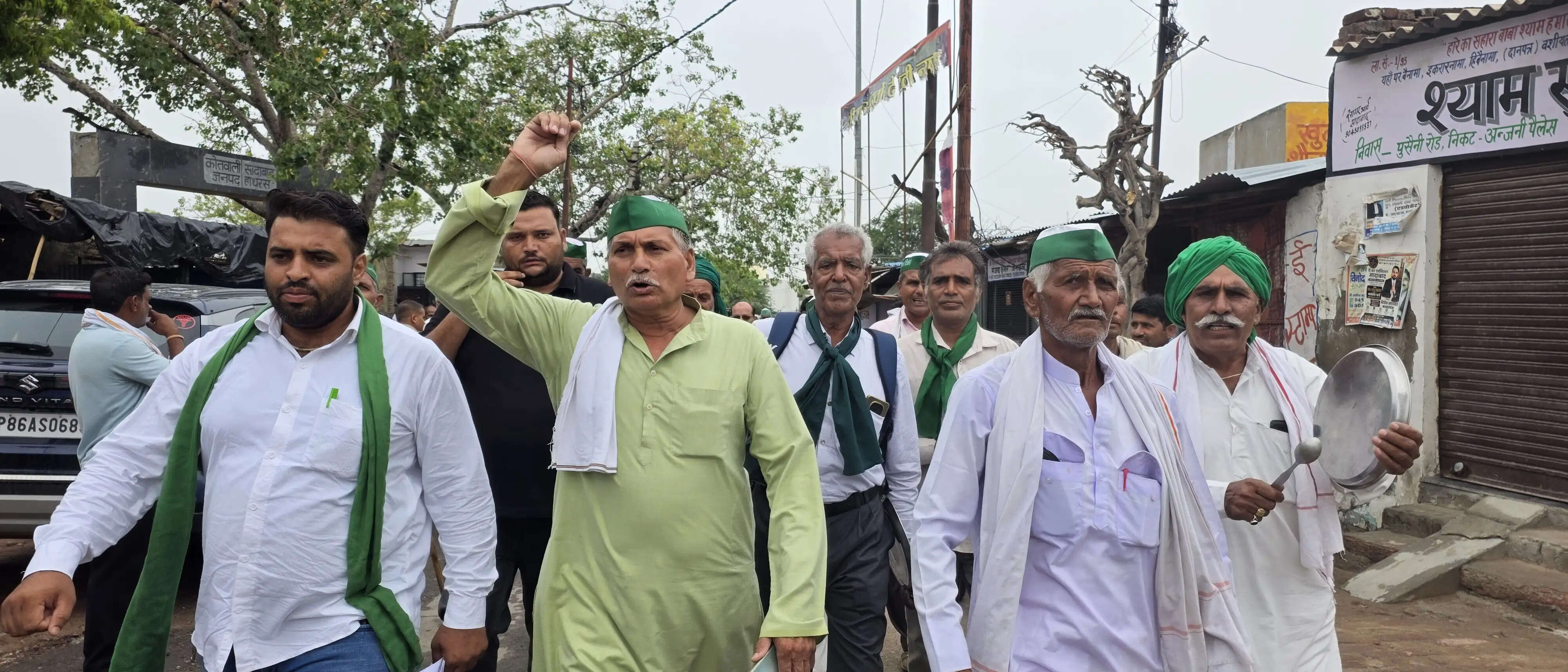 हाथरस में भाकियू ने बैठक कर जिलाधिकारी को सौंपा ज्ञापन, वीर गोकुला जाट के नाम से हो यात्री प्रतीक्षालय